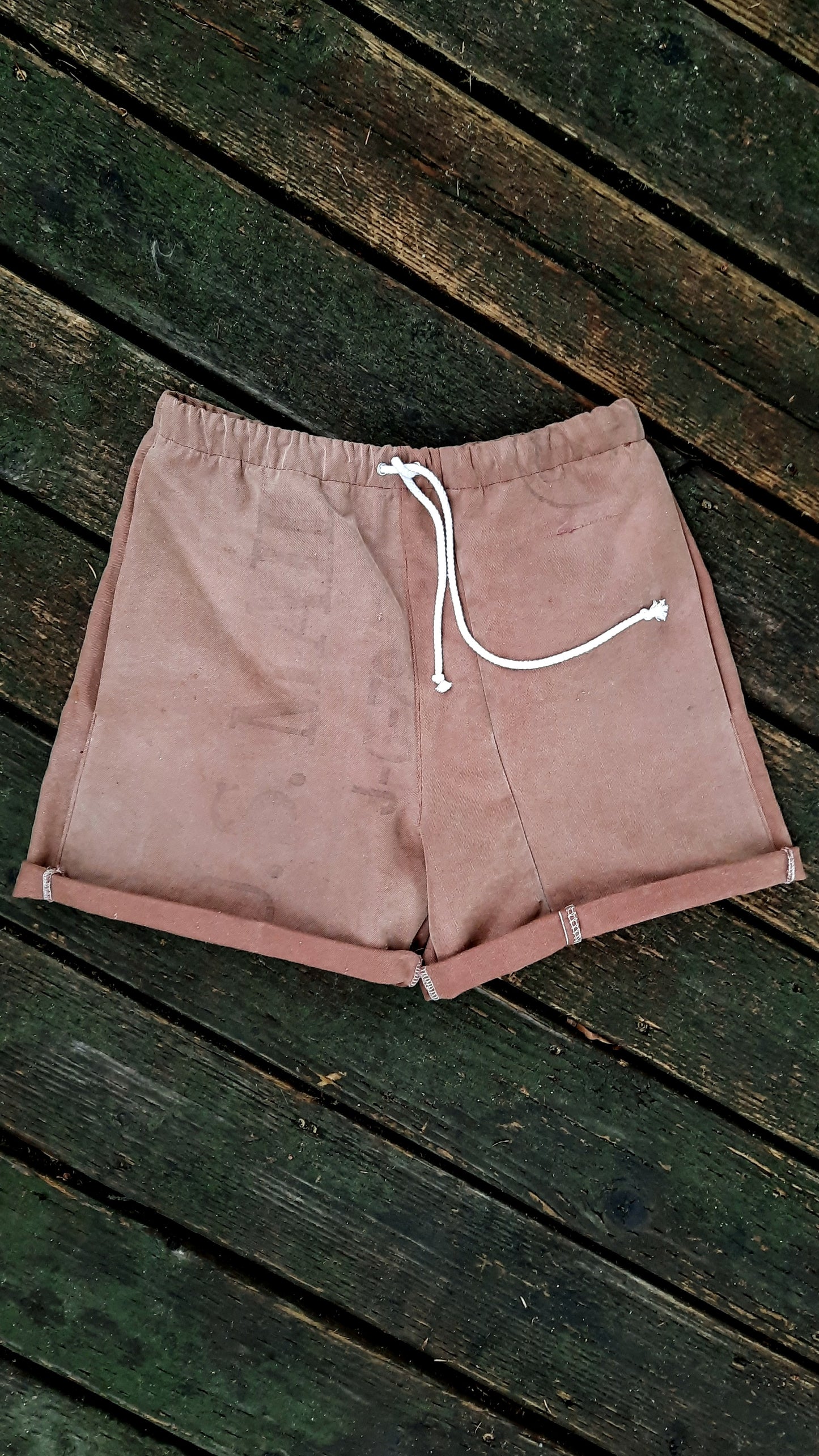 brown elastic waist cuffed shorts with rear pocket with metal details